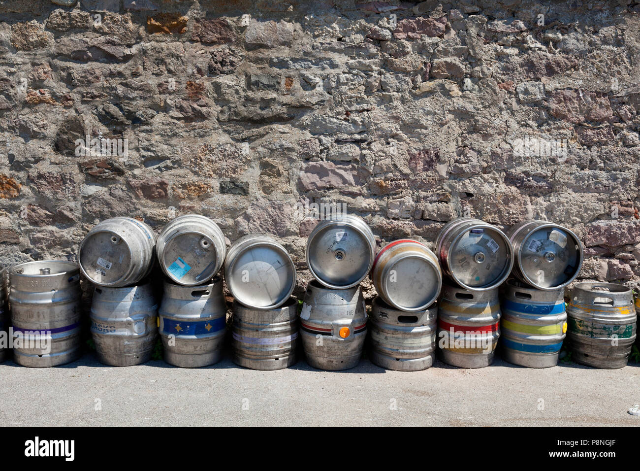 Pile de barils de bière à l'extérieur, pub, Caernarfon Gwynedd, Pays de Galles Banque D'Images