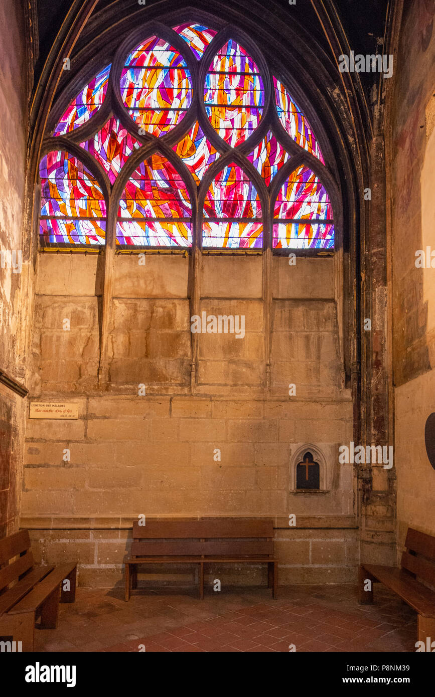 Un vitrail moderne par Jean René Bazaine, inspirée par les 7 Sacrements de l'Église de Saint-Séverin. Banque D'Images
