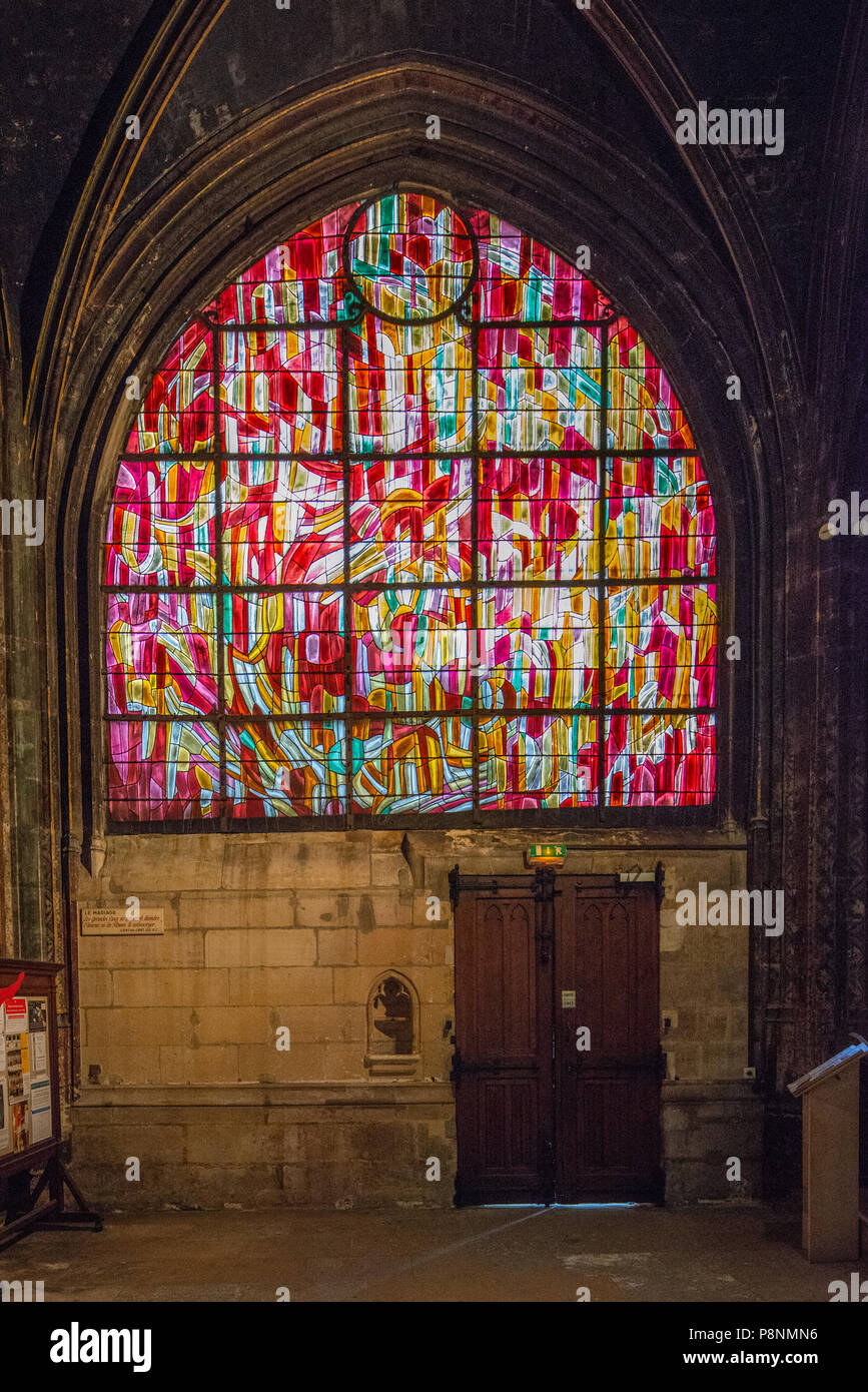 Un vitrail moderne par Jean René Bazaine, inspirée par les 7 Sacrements de l'Église de Saint-Séverin. Banque D'Images