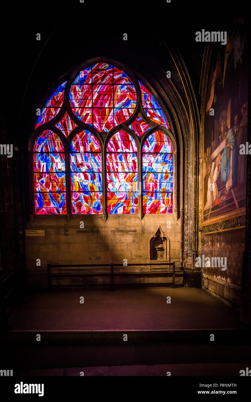 Un vitrail moderne par Jean René Bazaine, inspirée par les 7 Sacrements de l'Église de Saint-Séverin. Banque D'Images