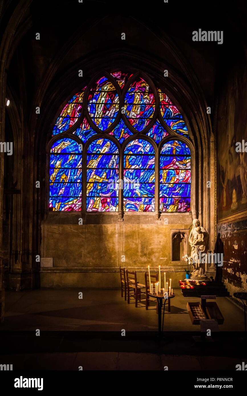 Un vitrail moderne par Jean René Bazaine, inspirée par les 7 Sacrements de l'Église de Saint-Séverin. Banque D'Images