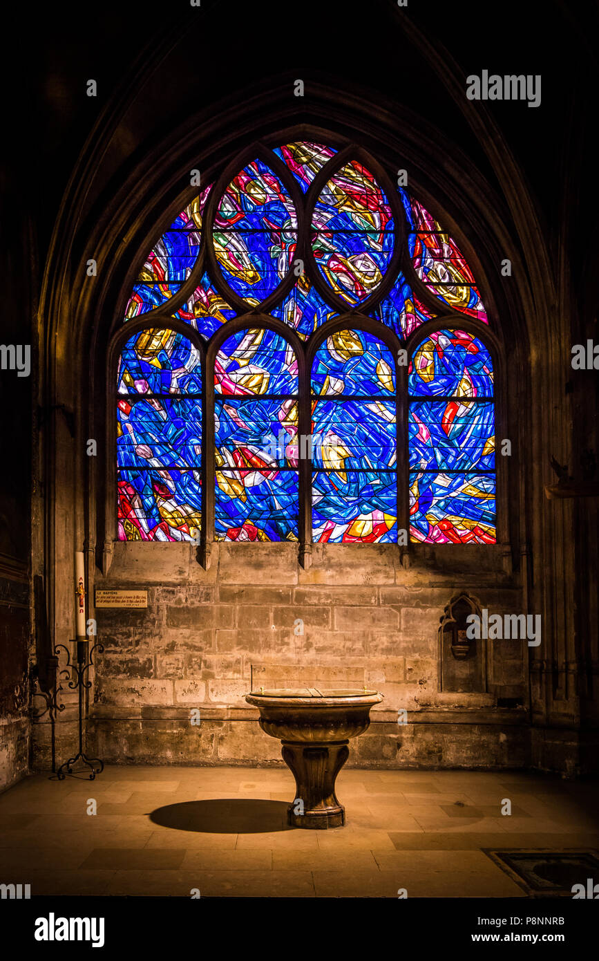Un vitrail moderne par Jean René Bazaine, inspirée par les 7 Sacrements de l'Église de Saint-Séverin. Banque D'Images