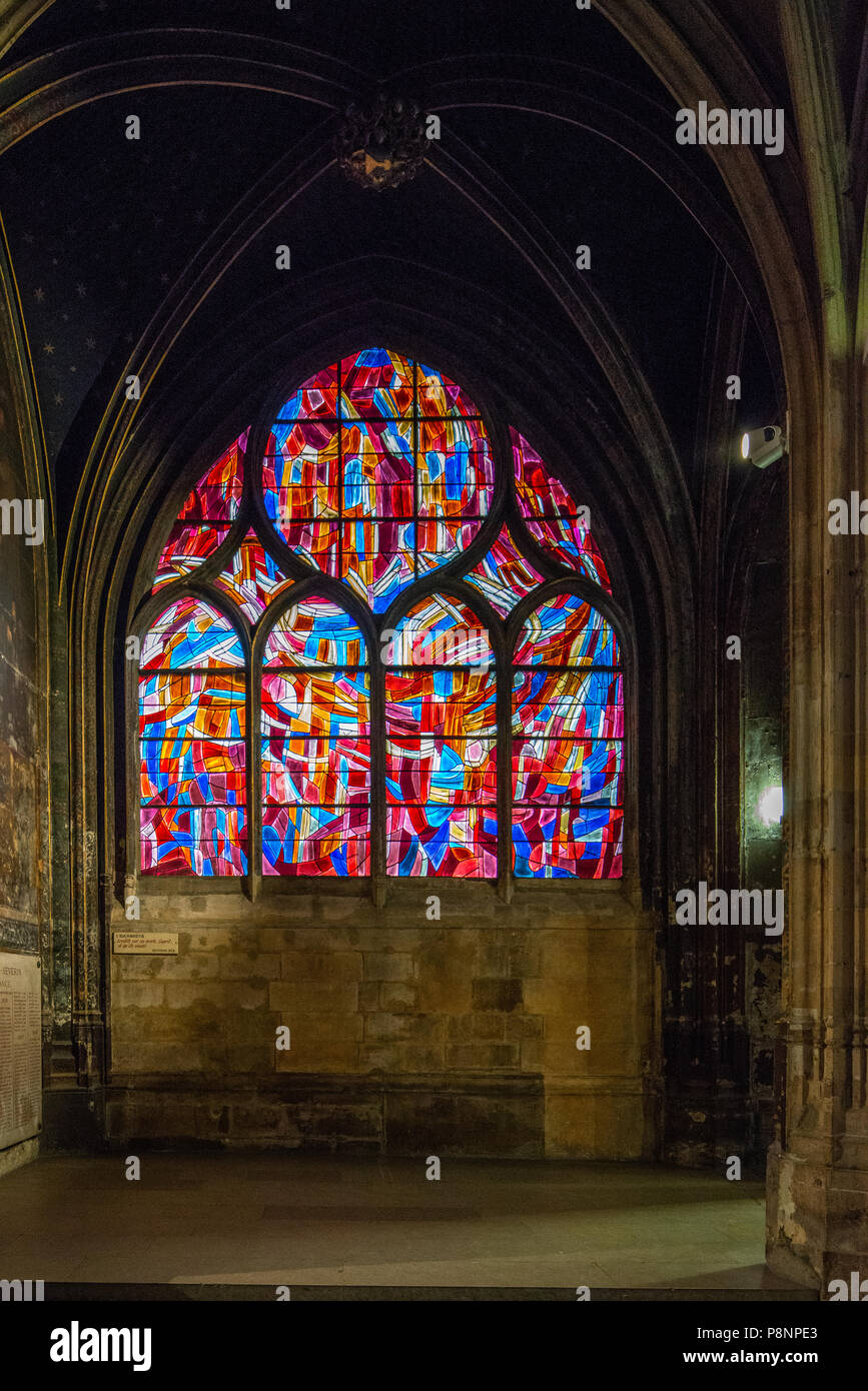 Un vitrail moderne par Jean René Bazaine, inspirée par les 7 Sacrements de l'Église de Saint-Séverin. Banque D'Images