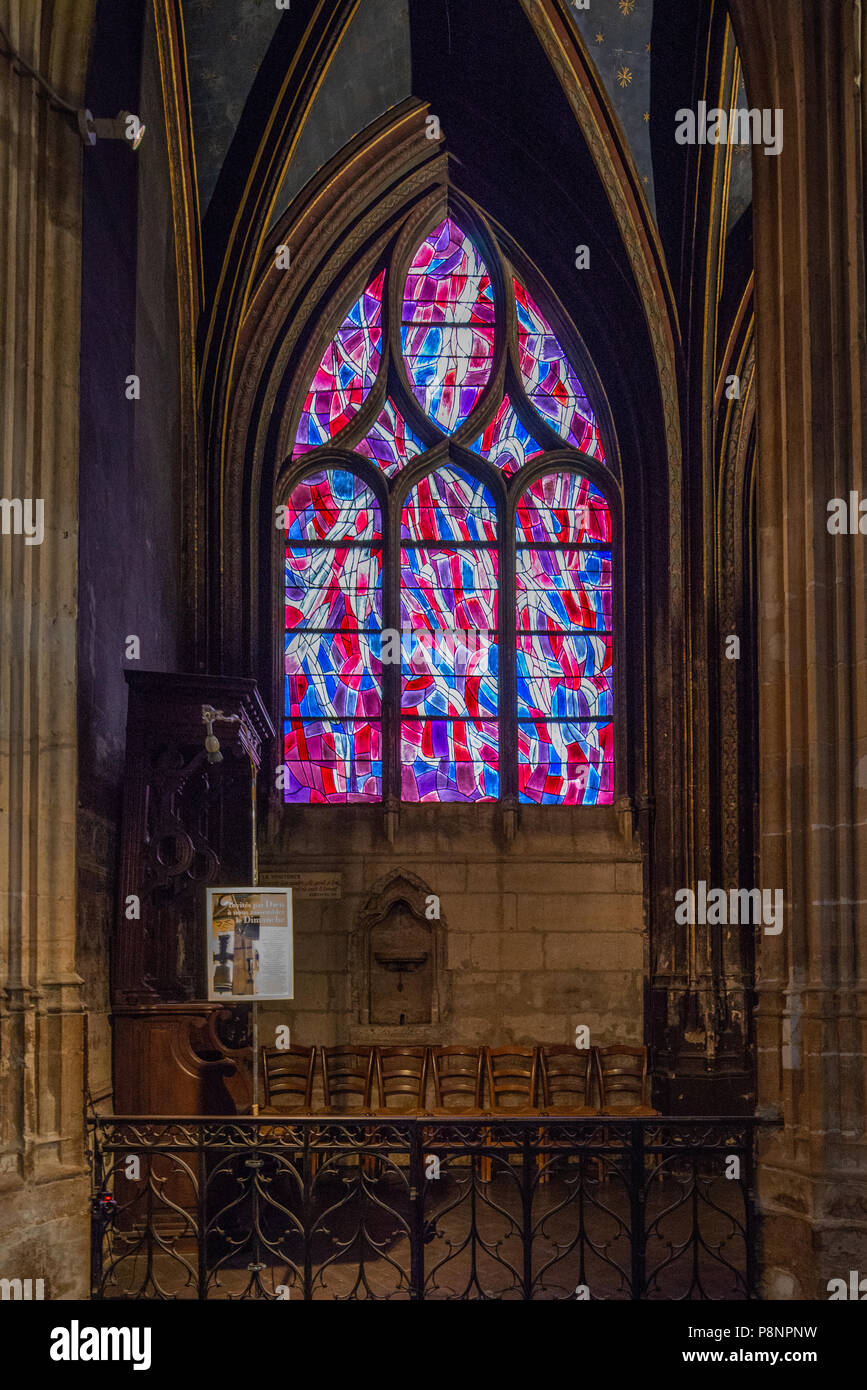 Un vitrail moderne par Jean René Bazaine, inspirée par les 7 Sacrements de l'Église de Saint-Séverin. Banque D'Images