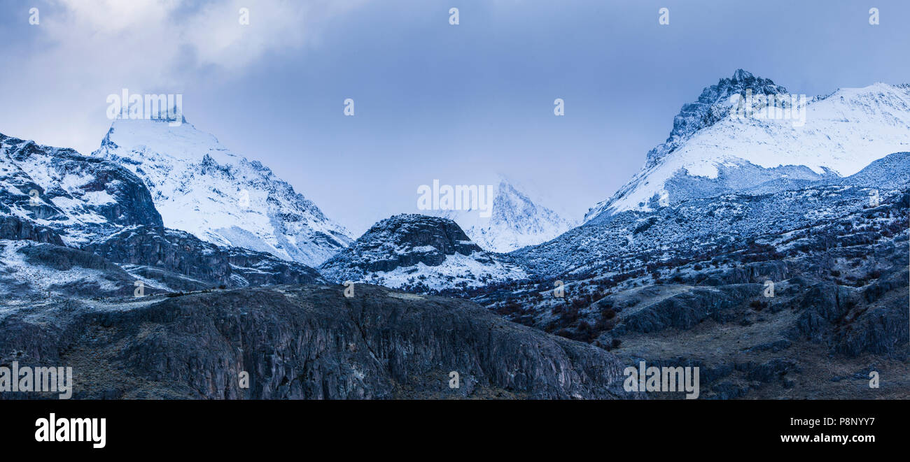 Paysage de montagne avec de la neige fraîche dans l'heure bleue juste avant le lever du soleil Banque D'Images