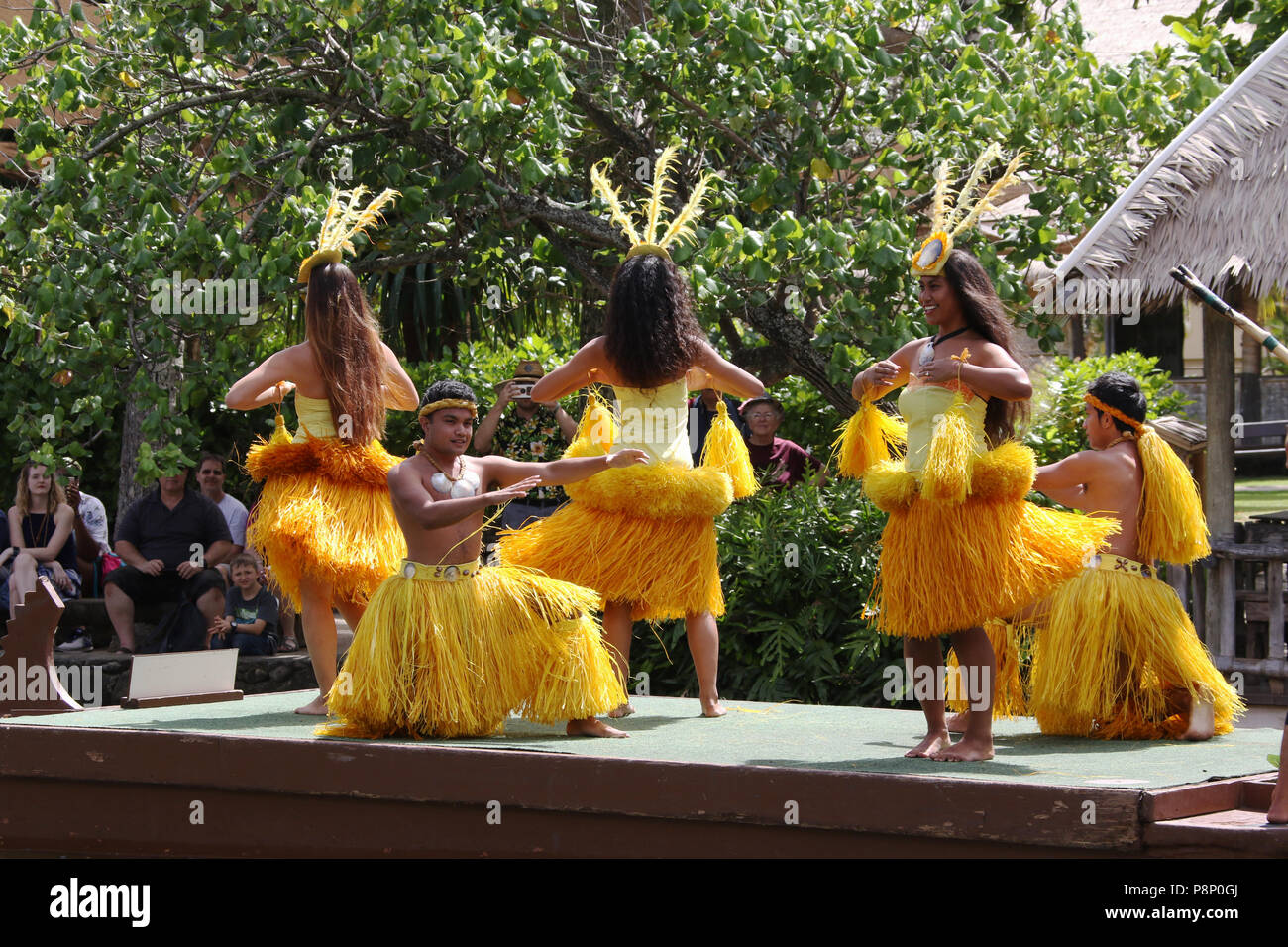 Danseurs représentent Tahiti et effectuer dans le canot Pageant. Centre Culturel Polynésien, Laie, Oahu, Hawaii, USA. Banque D'Images