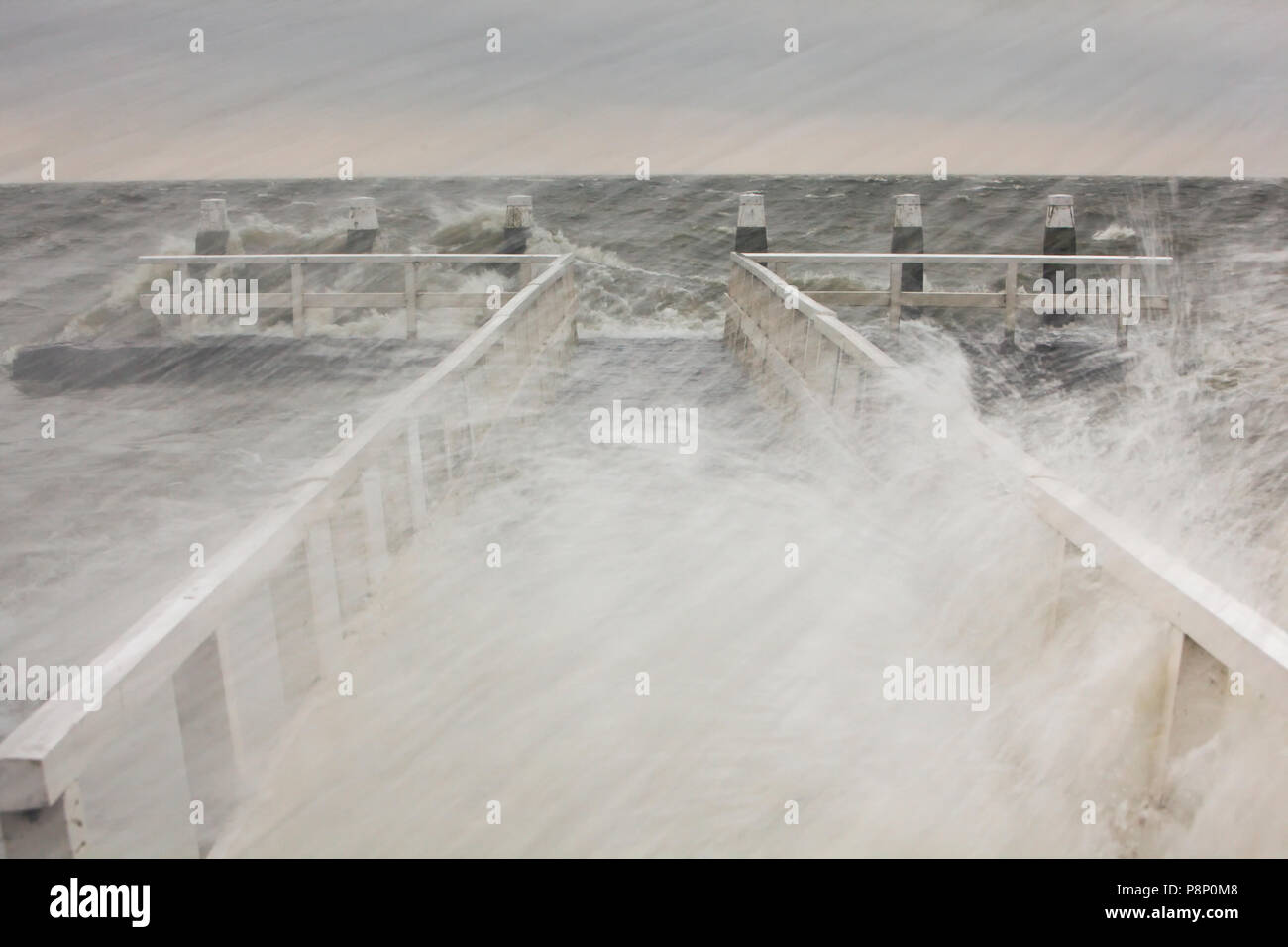 Hautes vagues sur une jetée au cours d'une tempête Banque D'Images