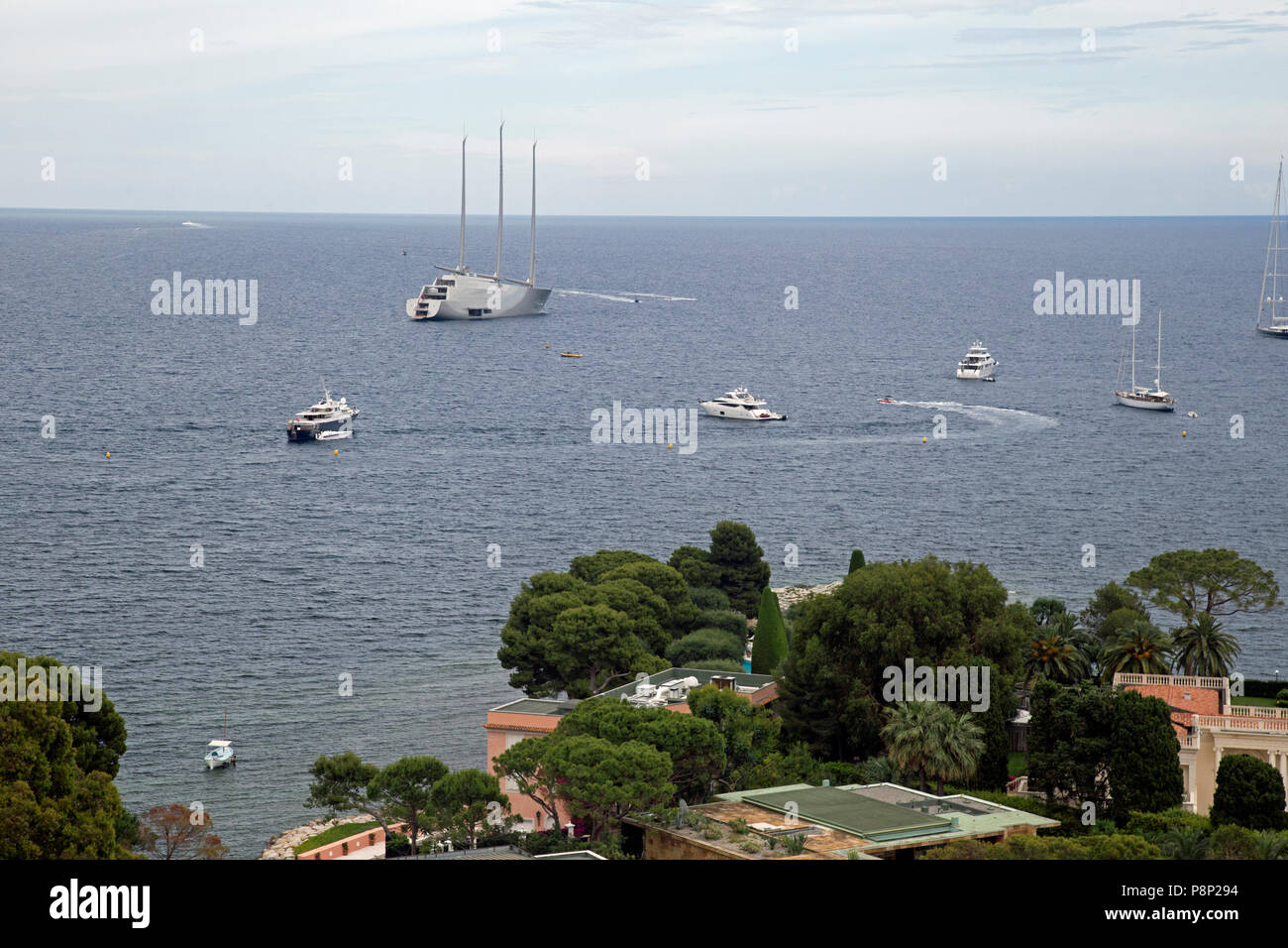 Nice, France, en juin 2018, le plus grand yacht à voile, Yacht 'A', appartenant à milliardaire russe, Andrey Melnichenko,vu au large de la côte. Banque D'Images