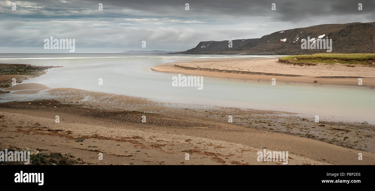 Paysage avec rivière et mer sur la presqu'île de Varanger Banque D'Images