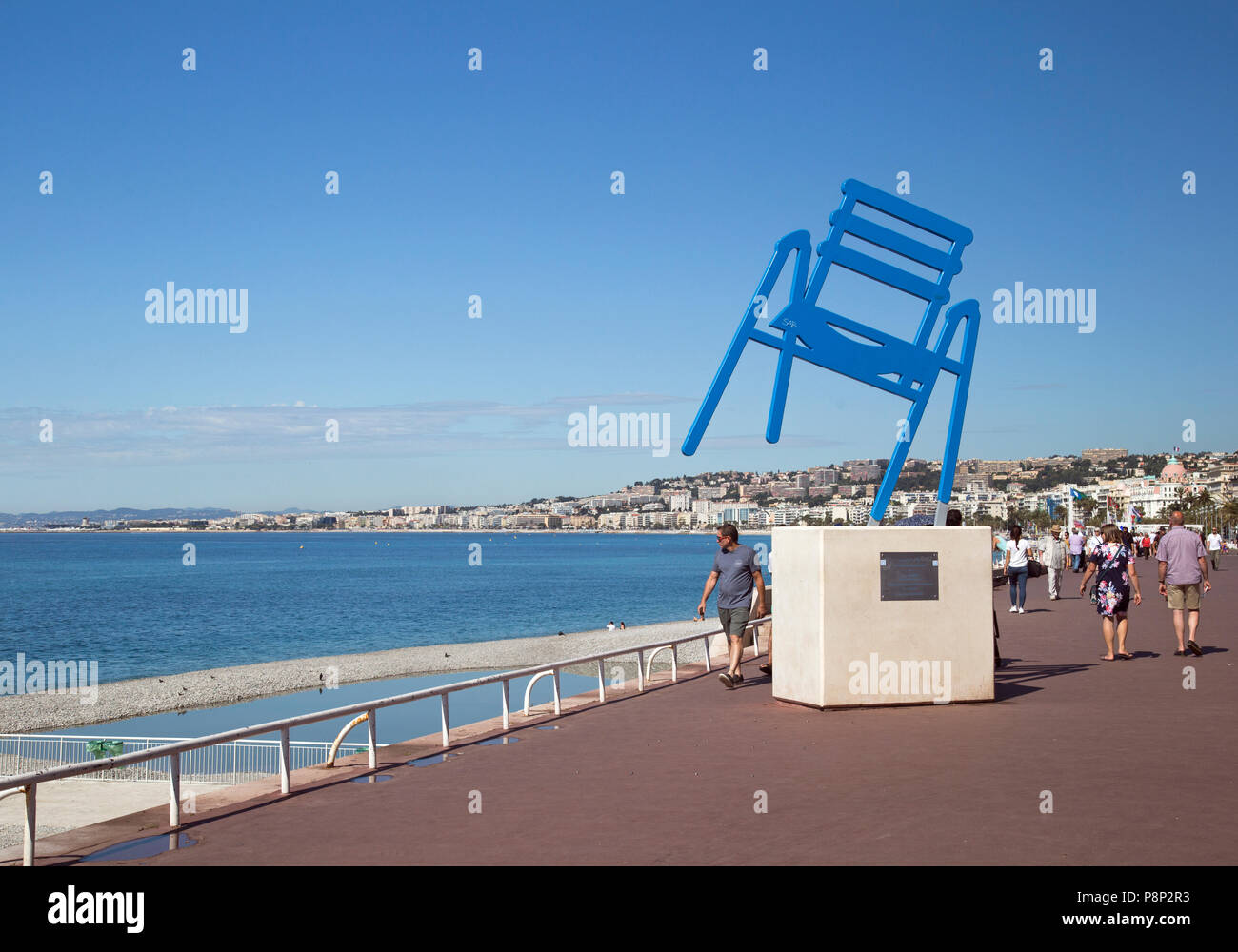 Nice, Côte d'Azur, France, juin 2018, une sculpture montrant la chaise bleue  symbole de Nice Photo Stock - Alamy