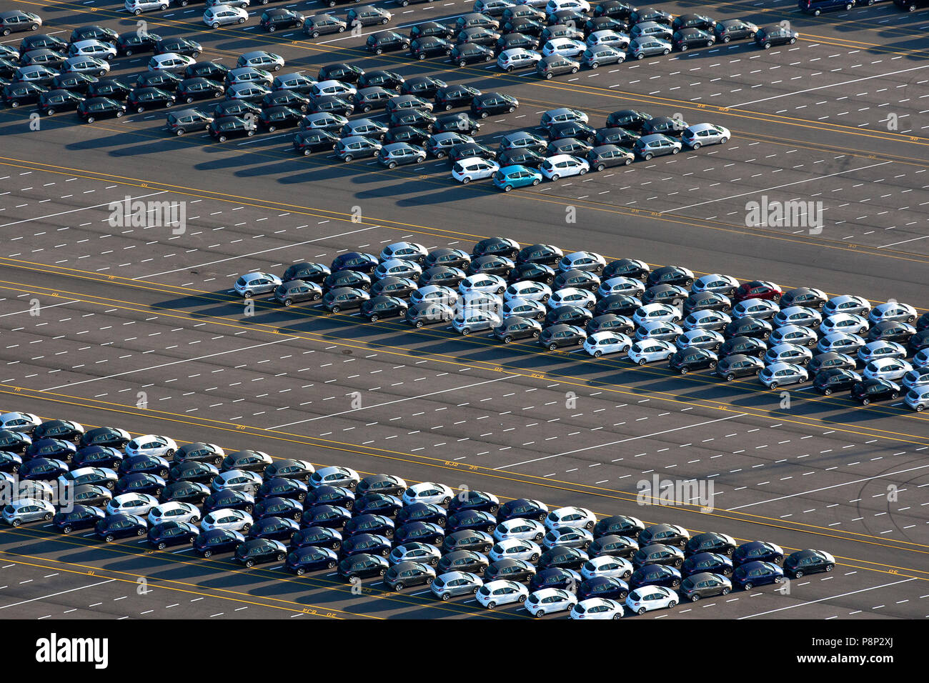 Vue aérienne de voitures en attente de transport dans le port de Zeebrugge Banque D'Images