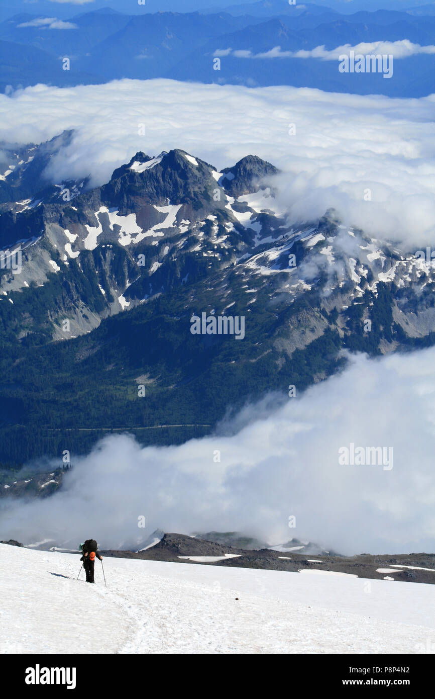 L'alpiniste solitaire l'escalade du mont Rainier dans l'État de Washington, USA Banque D'Images