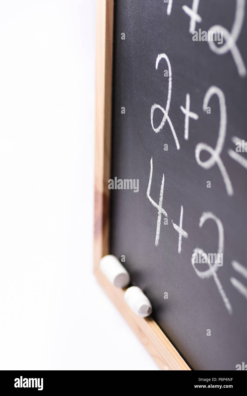 Fragment de tableau noir floue avec des équations mathématiques simples craies blanches. Retour à l'École d'apprentissage de concept. Creative Banque D'Images
