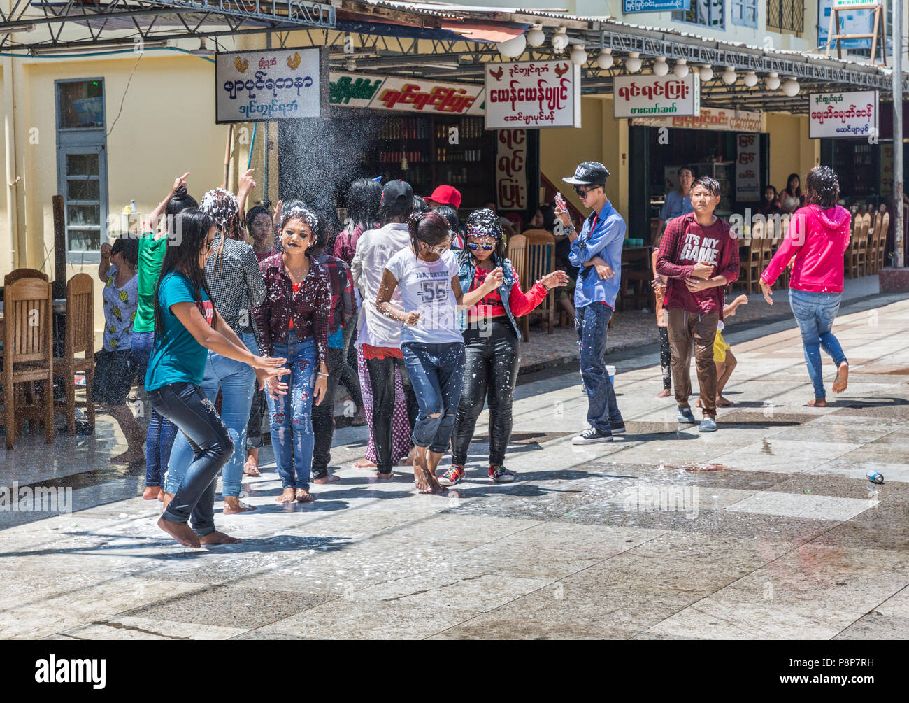 Les jeunes célèbrent le festival de l'eau de Thingyan, Kyaiktiyo, Myanmar Banque D'Images