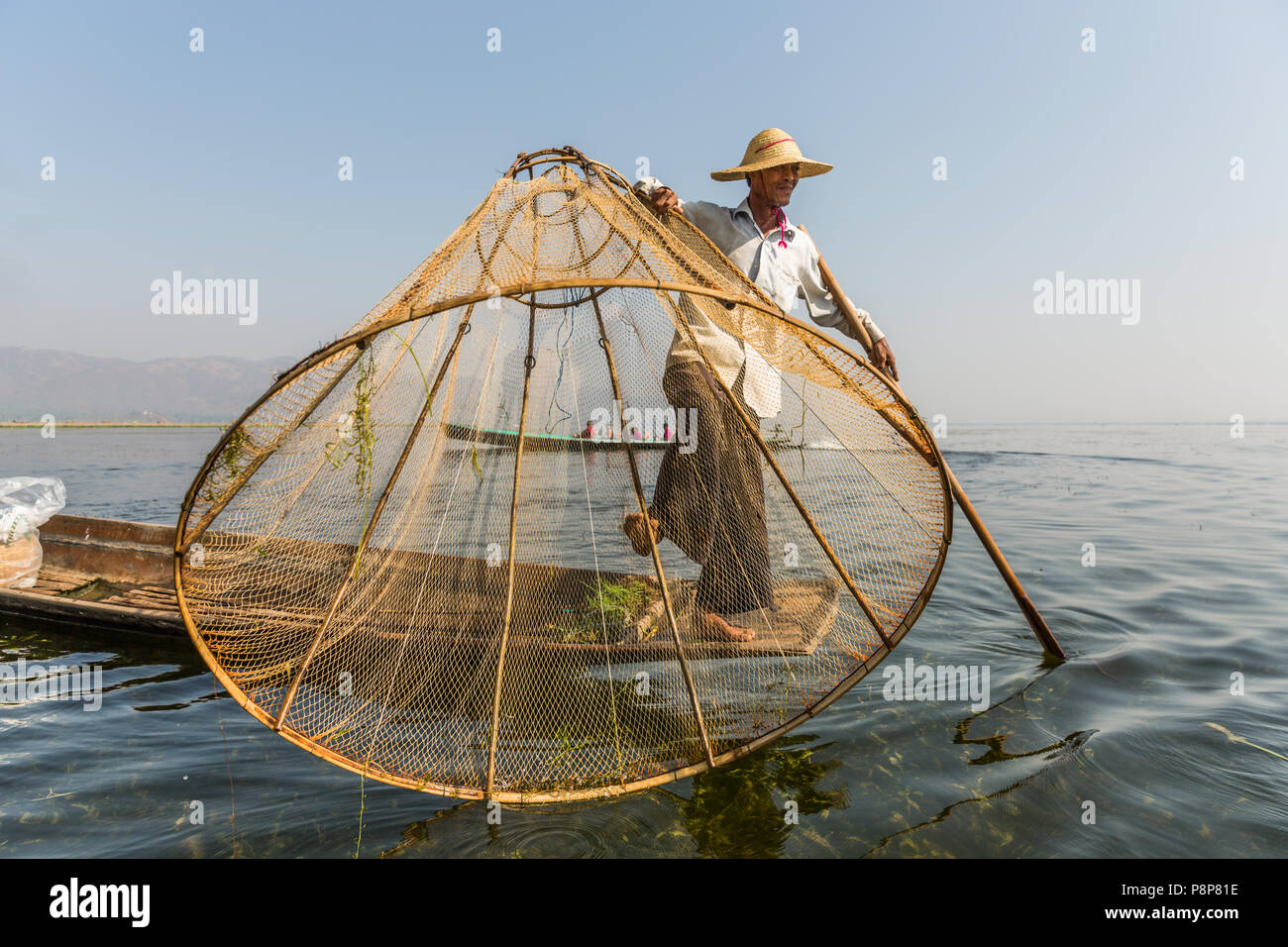 Intha Balancing Fisherman sur le lac Inle, Myanmar (Birmanie) Banque D'Images