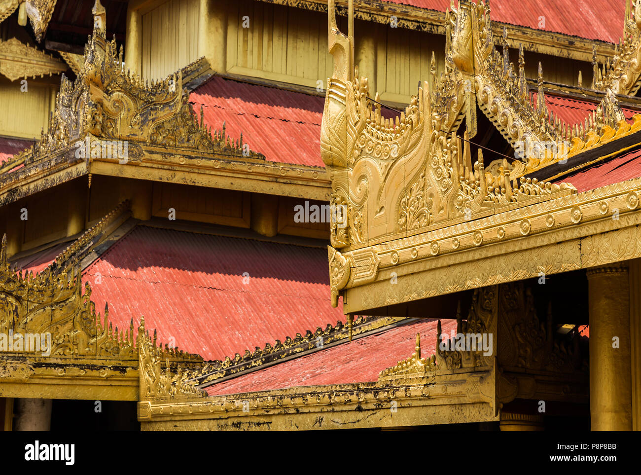 Toits rouges et dorés au Palais Royal Mandalay, Myanmar (Birmanie) Banque D'Images