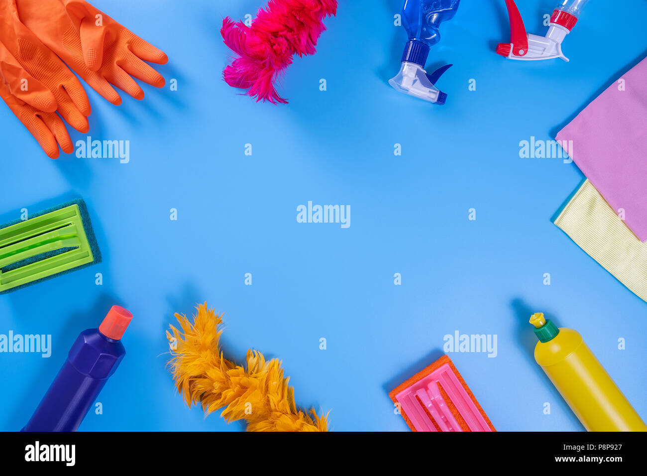 Nettoyage coloré cuisine, salle de bains et d'autres chambres propres service concept Banque D'Images