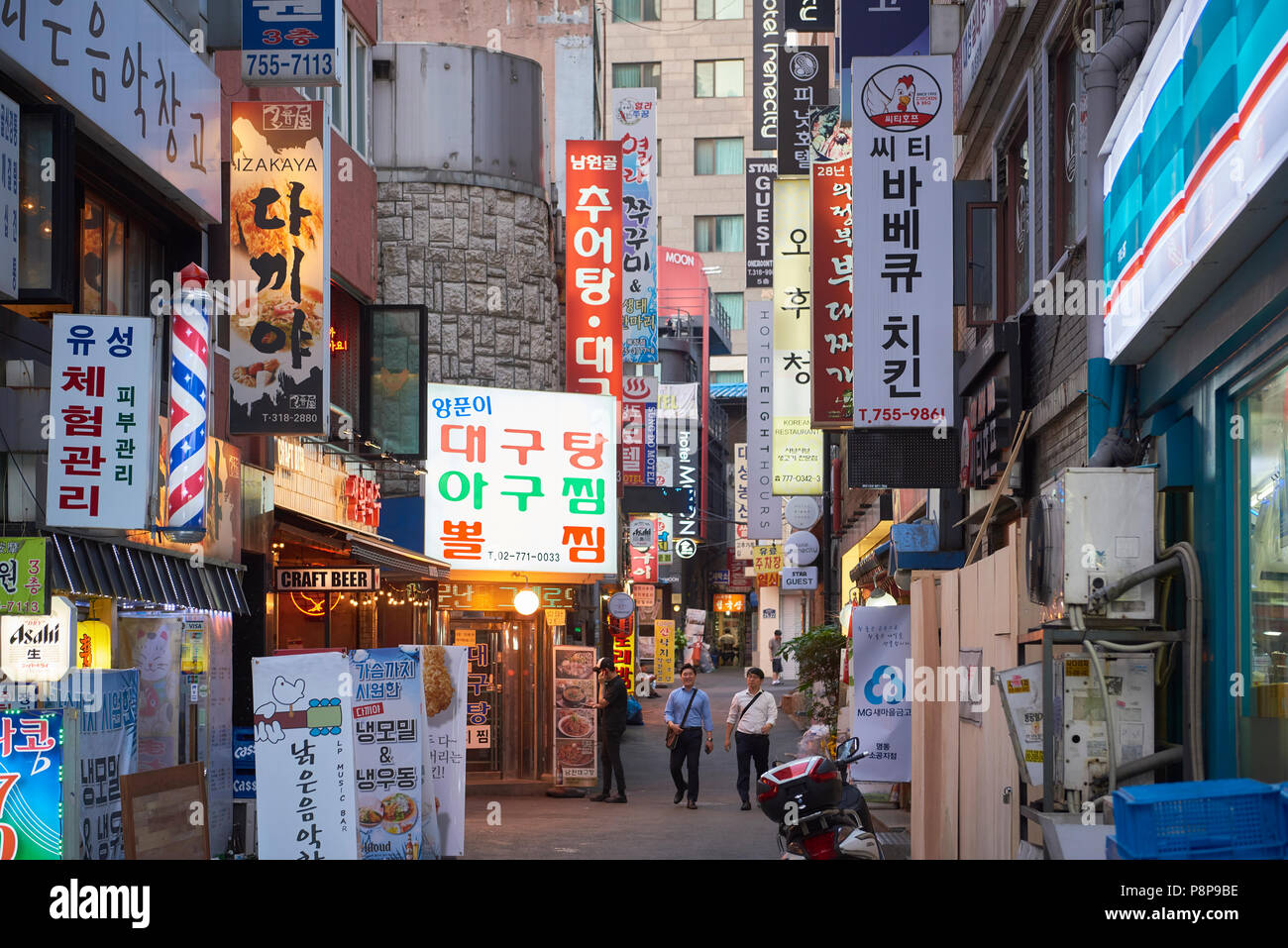 La rue commerciale à Séoul, Corée du Sud, encombré d'enseignes l'éclairage  Photo Stock - Alamy