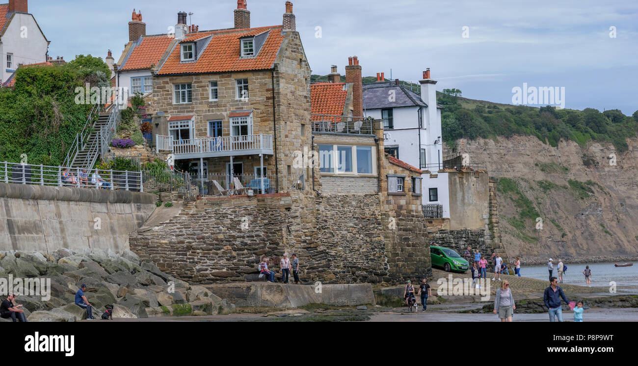 Robin Hood's Bay, North Yorkshire, Angleterre sur une journée ensoleillée est un lieu de vacances idéale Banque D'Images