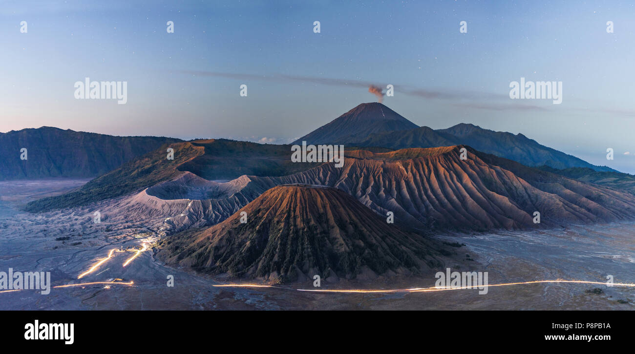 Vue panoramique sur le Mont Bromo, volcanique célèbre attraction touristique et destination de voyage en Indonésie Banque D'Images