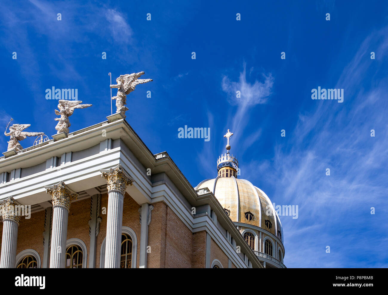Basilique Notre Dame de lichen, la plus grande église catholique en Pologne. Pilgrimage village. Banque D'Images