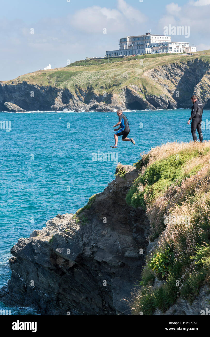 Désactivation d'un vacancier dans la mer à Newquay en Cornouailles. Banque D'Images