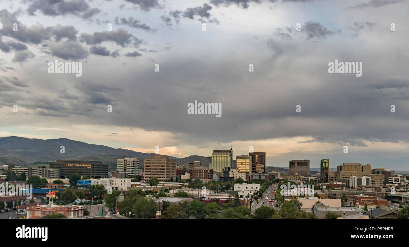 Boise, Idaho. Vue urbaine avec une vue de l'ouest au coucher du soleil en été. Les rues du centre-ville et de gratte-ciel et les contreforts de Boise. Banque D'Images