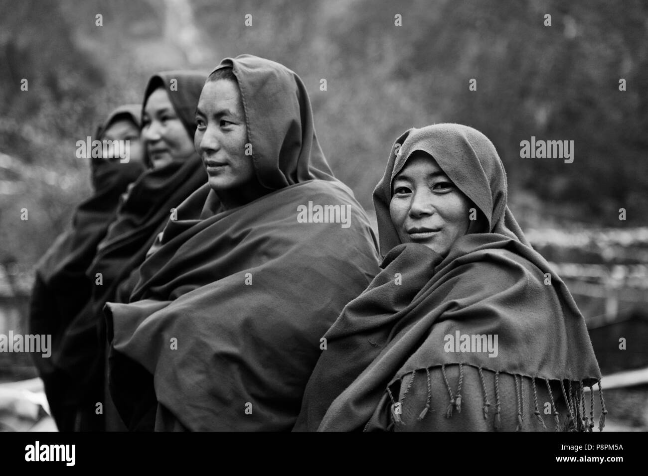 Porter des robes Ningmapa religieuses traditionnelles dans un monastère bouddhiste tibétain - NÉPAL HIMALAYA Banque D'Images