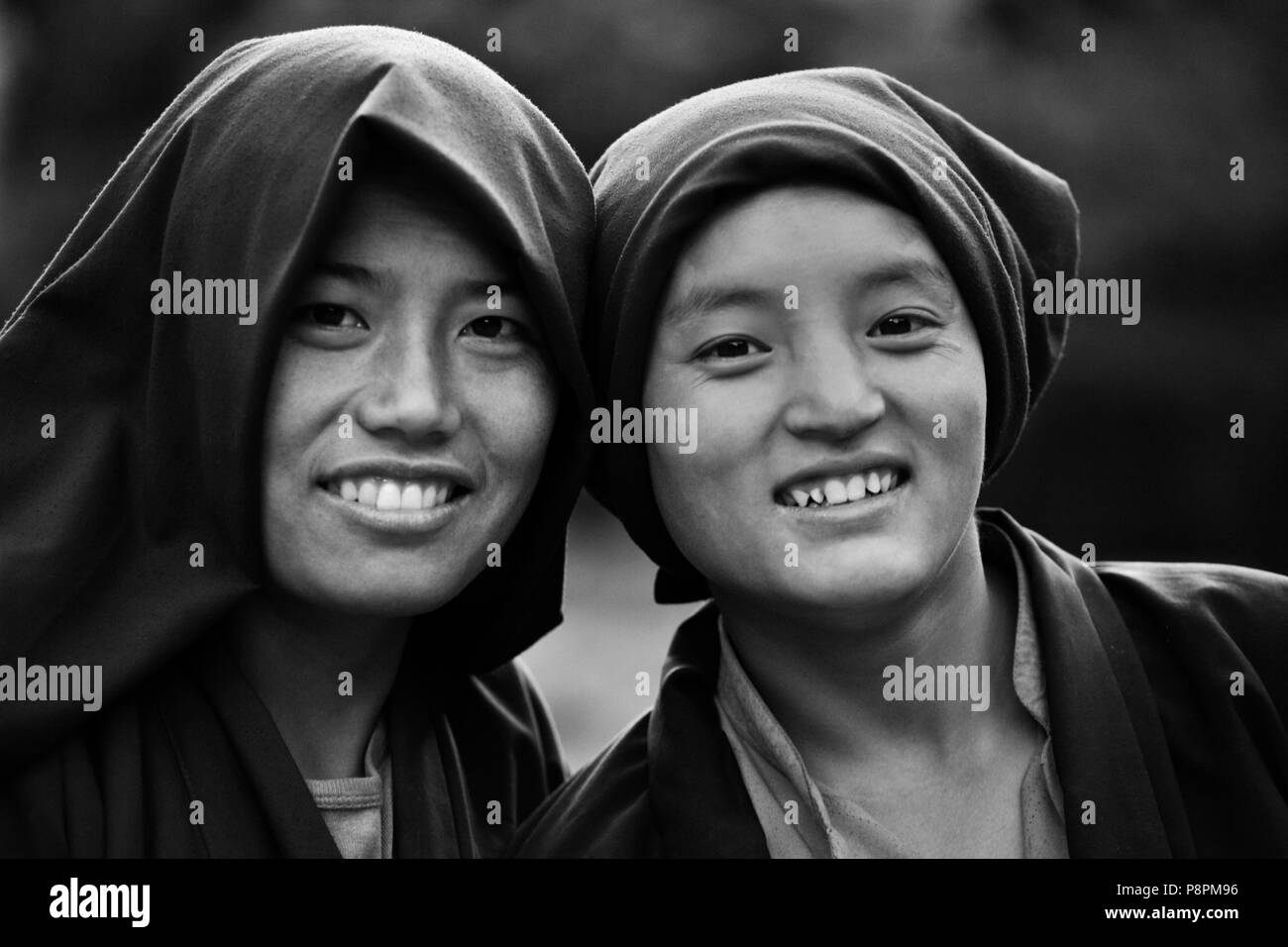 Smiling moniales dans un monastère bouddhiste tibétain - NÉPAL HIMALAYA Banque D'Images