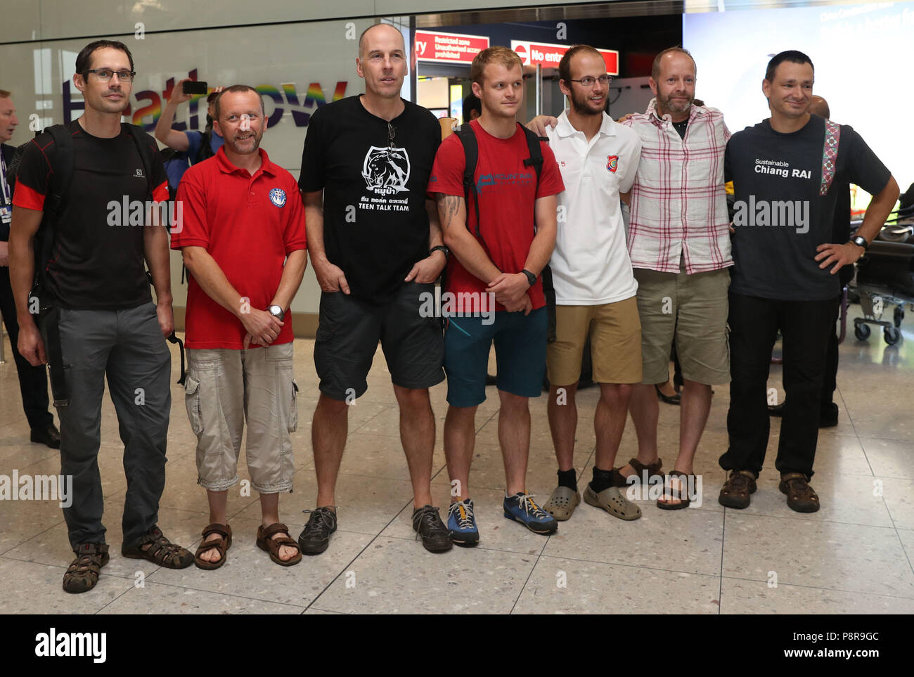 Des plongeurs de la mission de sauvetage, qui ont contribué à sauver 12 écoliers et leur entraîneur de football à partir d'une grotte inondée en Thailande, retour à l'aéroport d'Heathrow à Londres. Banque D'Images