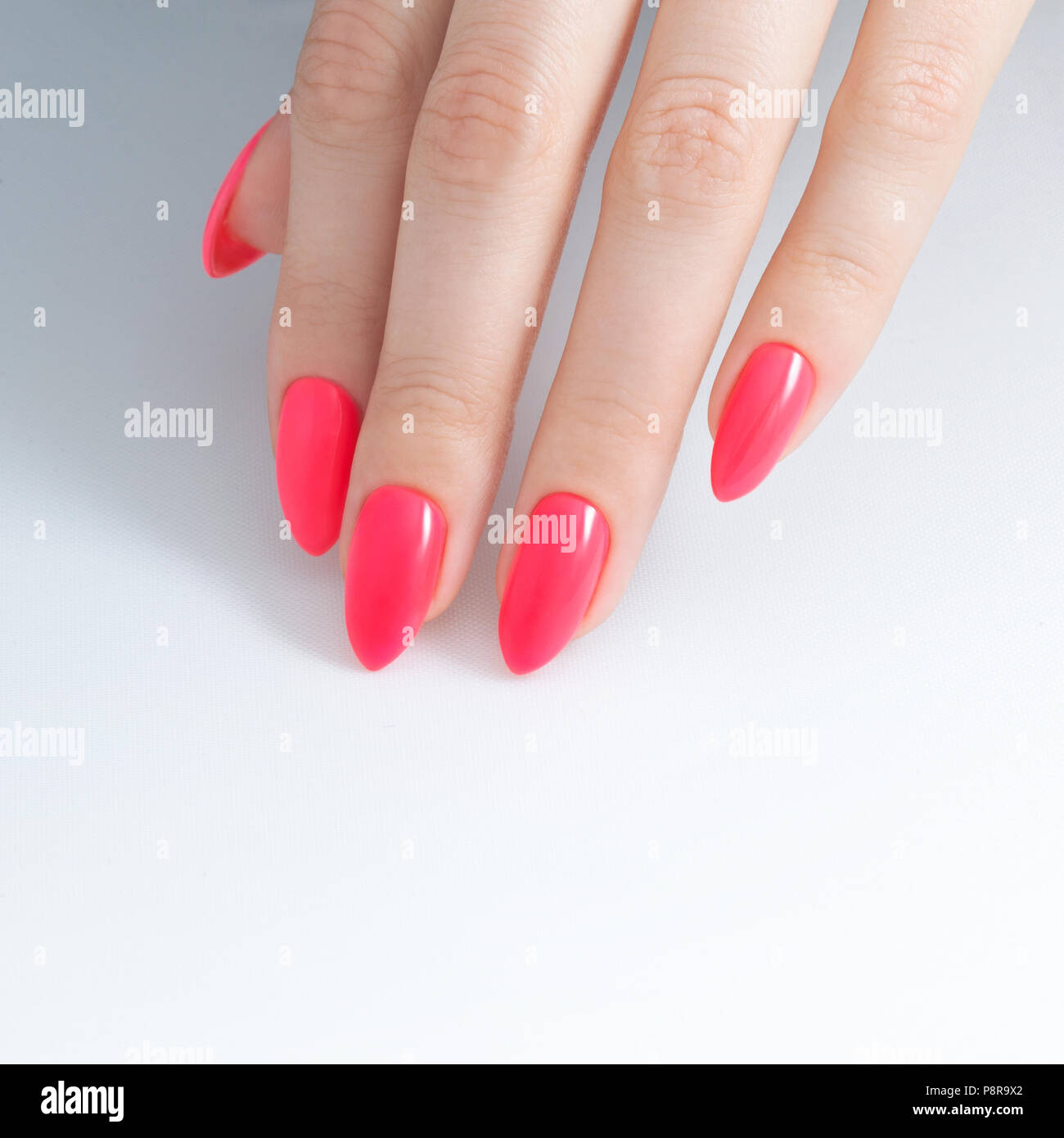 Peindre vos ongles. Vernis à ongles, rouge, revêtement gel couleur corail.  fond blanc , close-up Photo Stock - Alamy