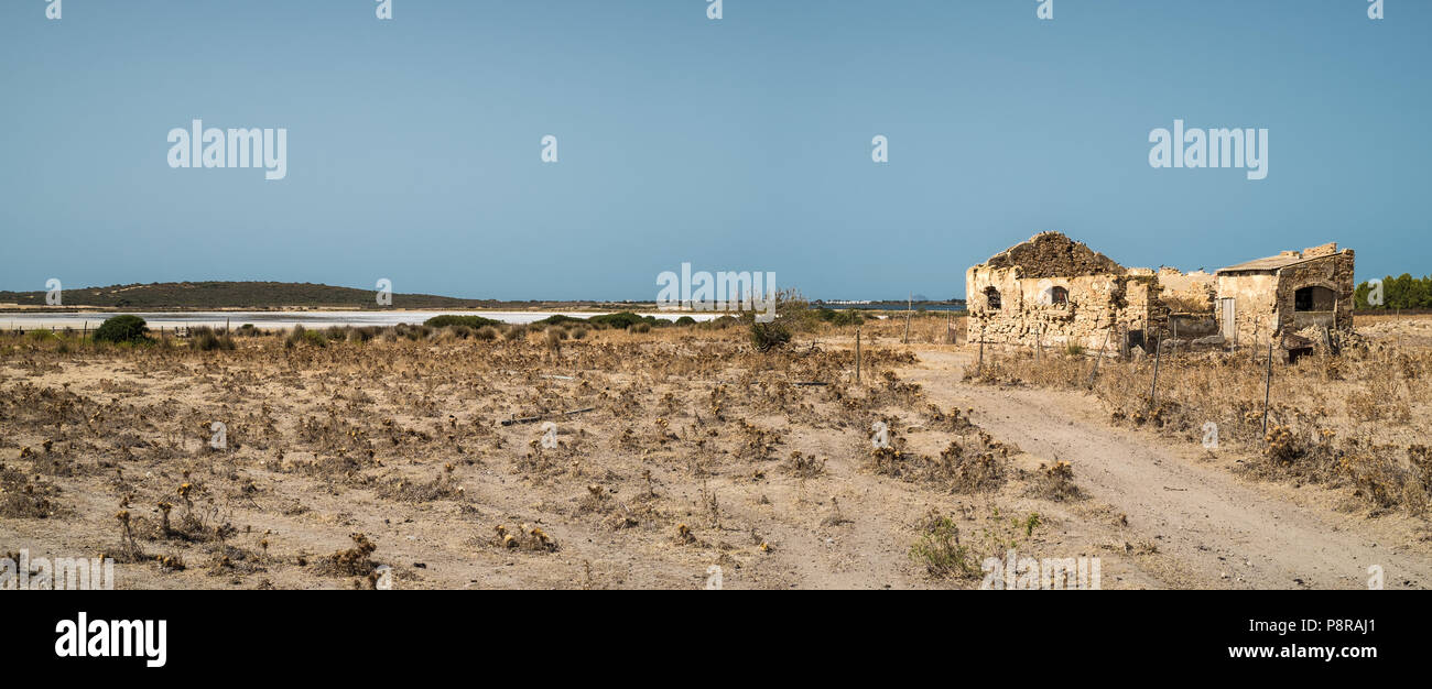 Ruines d'une maison abandonnée dans une terre aride. Sant'Anna Arresi, Carbonia Iglesias, Sardaigne, Italie. Banque D'Images