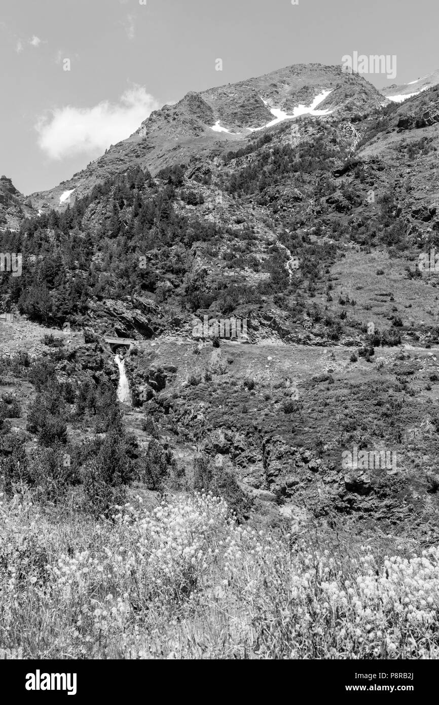 Paysage avec chute d'eau dans la zone en Andorre Arcalis Ordina Banque D'Images