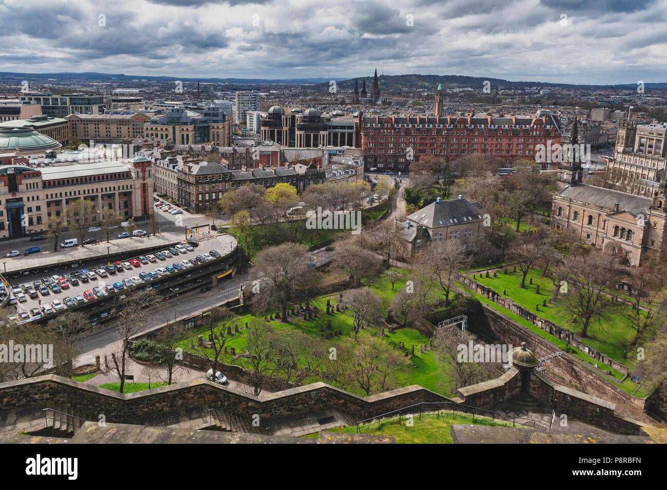 Vieille ville d'Édimbourg, Princes Street Gardens vers l'église paroissiale de Saint Cuthbert, Saint Johns, Église épiscopale, et l'Université d'Édimbourg Banque D'Images