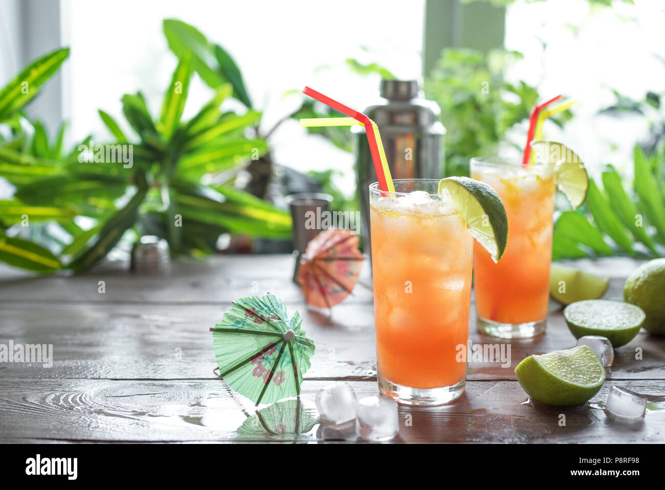 Cocktail Zombie Avec Le Rhum Garnie Avec De La Chaux Cold Sweet Summer Fruit Cocktail Alcool Rouge Boisson Rafraichissante Sur Table En Bois Copie De L Espace Photo Stock Alamy