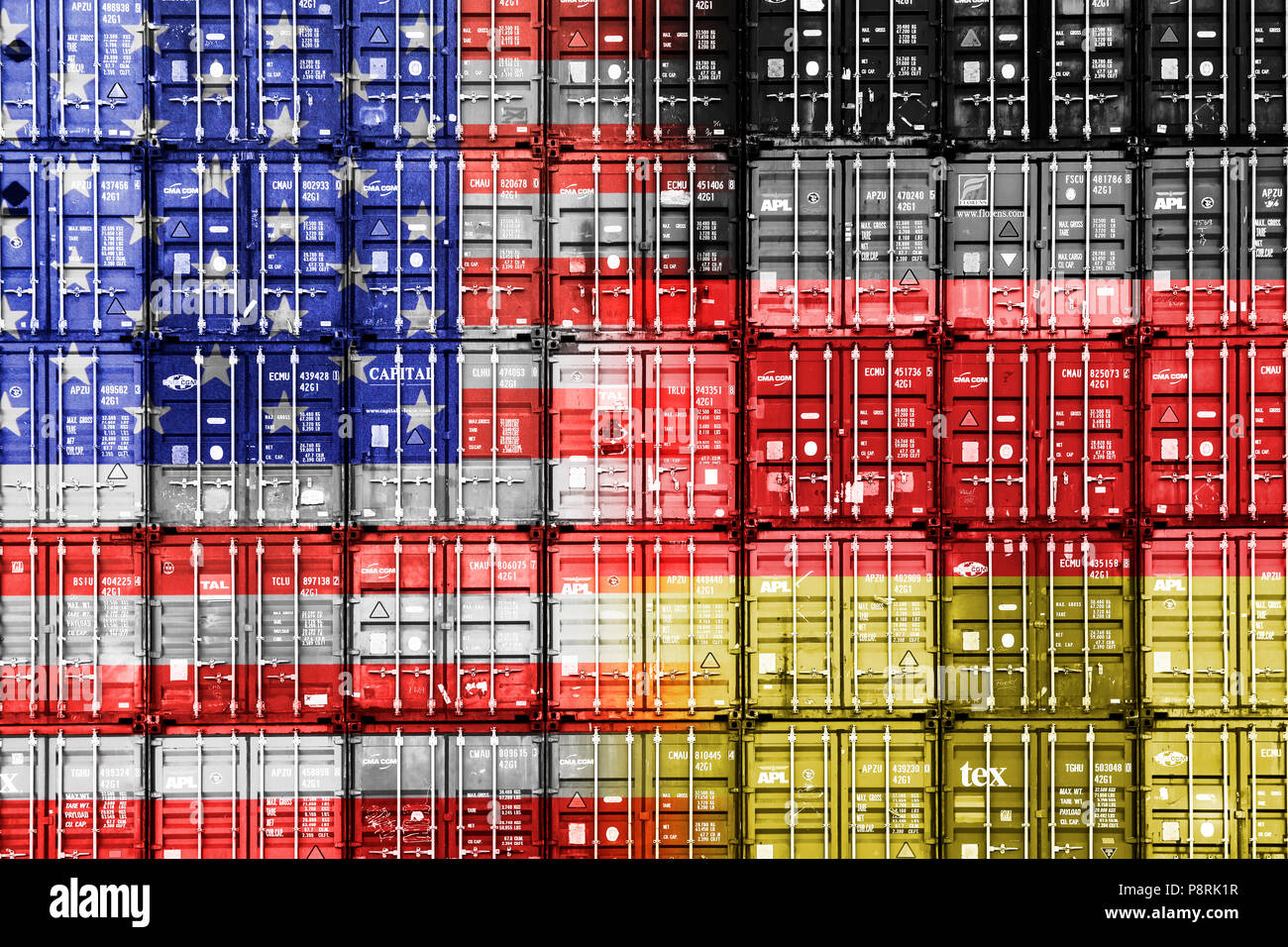 Drapeaux des USA et l'Allemagne sur des conteneurs empilés, conflit commercial Banque D'Images