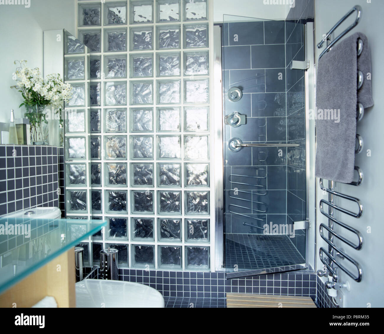 Paroi de douche en brique de verre Banque de photographies et d’images à haute résolution Alamy