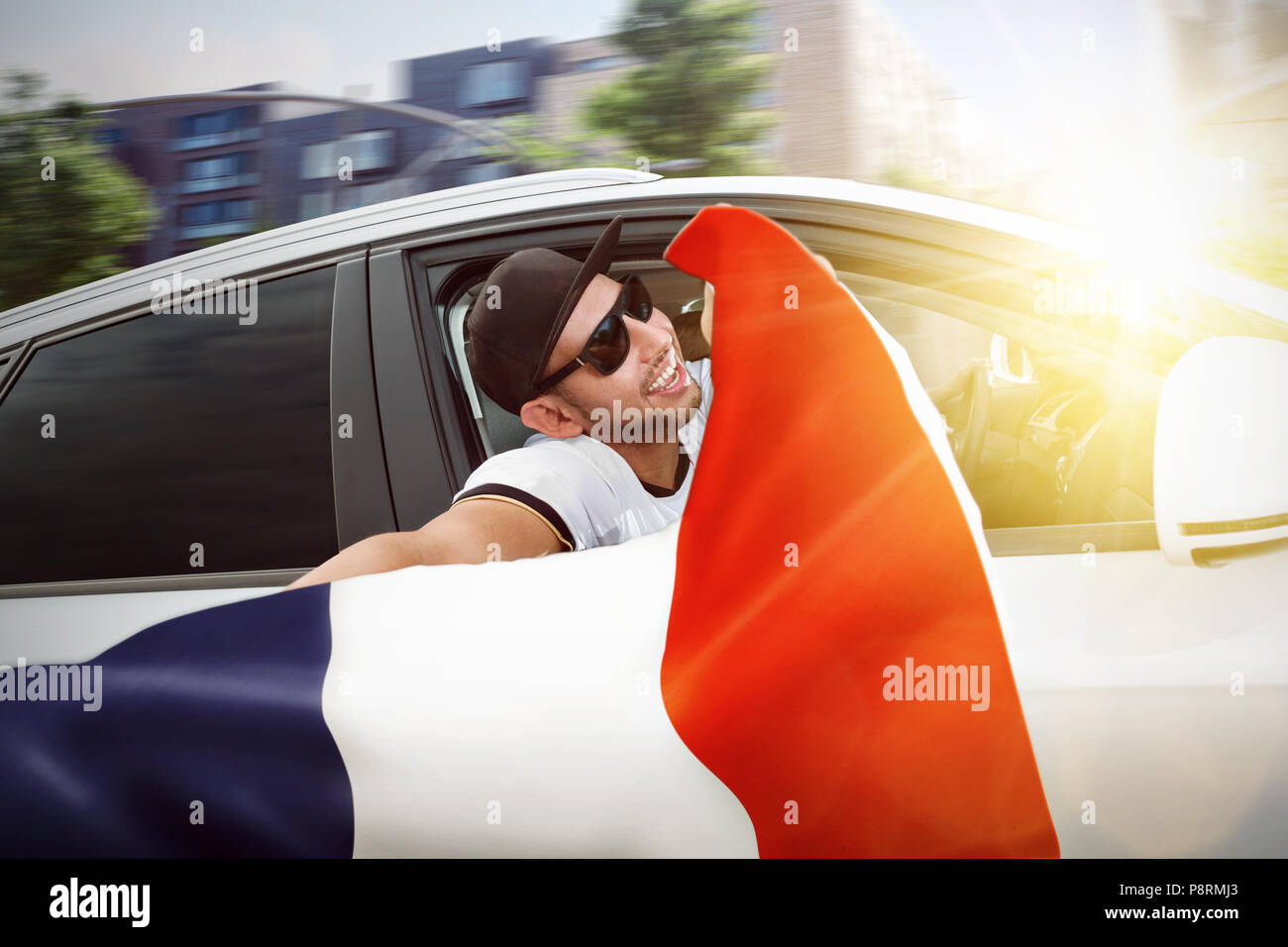 Ventilateur en agitant le drapeau Français hors de la fenêtre d'une voiture Banque D'Images