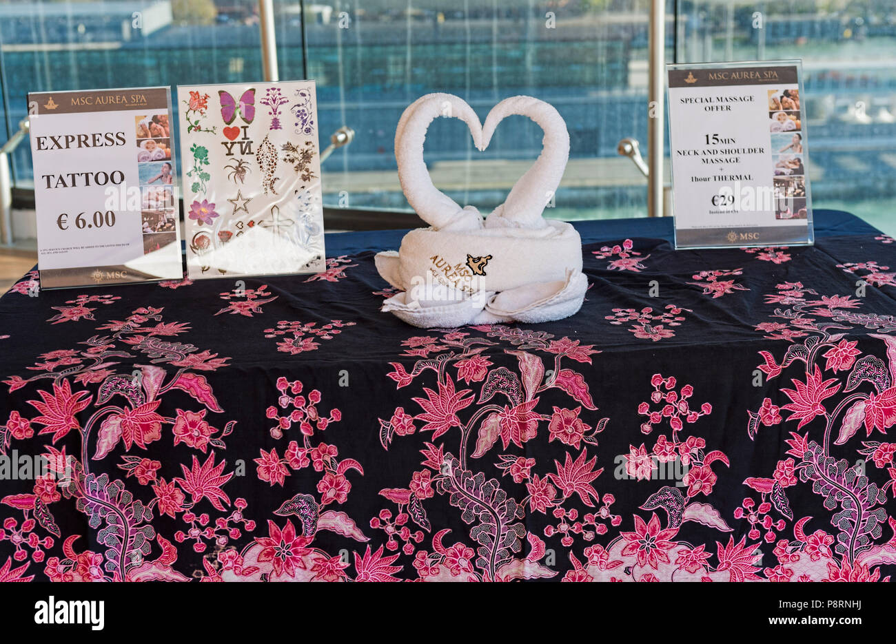 Coeur blanc fait de serviettes blanches MSC Magnifica Cruise Ship - Spa Deck Banque D'Images