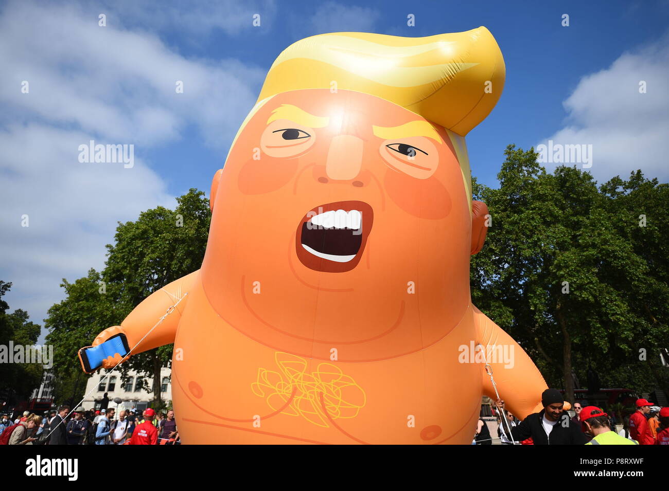 Un "ballon" d'Atout bébé se lève après avoir été gonflé dans le quartier à la place du Parlement, dans le cadre des manifestations contre la visite du président américain Donald Trump au Royaume-Uni. Banque D'Images