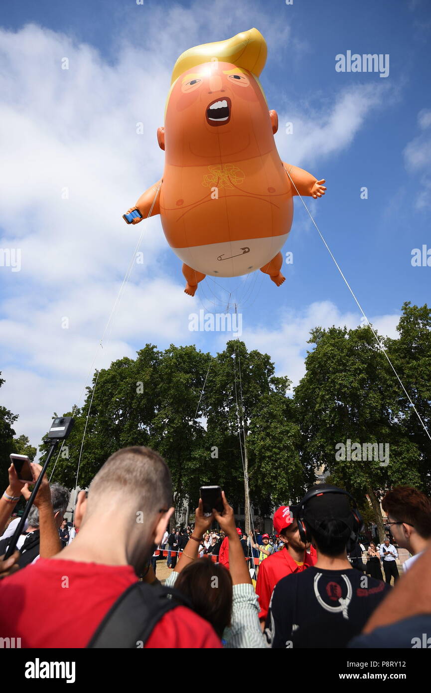 Un "ballon" d'Atout bébé se lève après avoir été gonflé dans le quartier à la place du Parlement, dans le cadre des manifestations contre la visite du président américain Donald Trump au Royaume-Uni. Banque D'Images