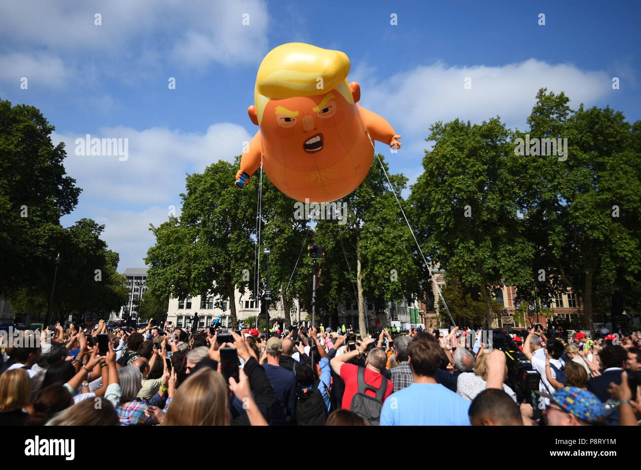 Un "ballon" d'Atout bébé se lève après avoir été gonflé dans le quartier à la place du Parlement, dans le cadre des manifestations contre la visite du président américain Donald Trump au Royaume-Uni. Banque D'Images