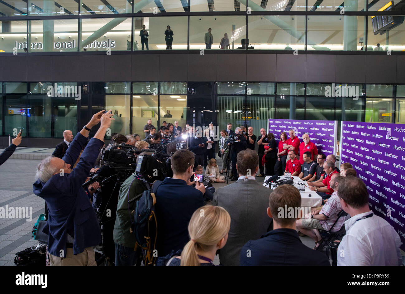 Des plongeurs de la mission de sauvetage, qui ont contribué à sauver 12 écoliers et leur entraîneur de football à partir d'une grotte inondée en Thaïlande, s'adressera aux médias après son arrivée retour à l'aéroport d'Heathrow à Londres. Banque D'Images