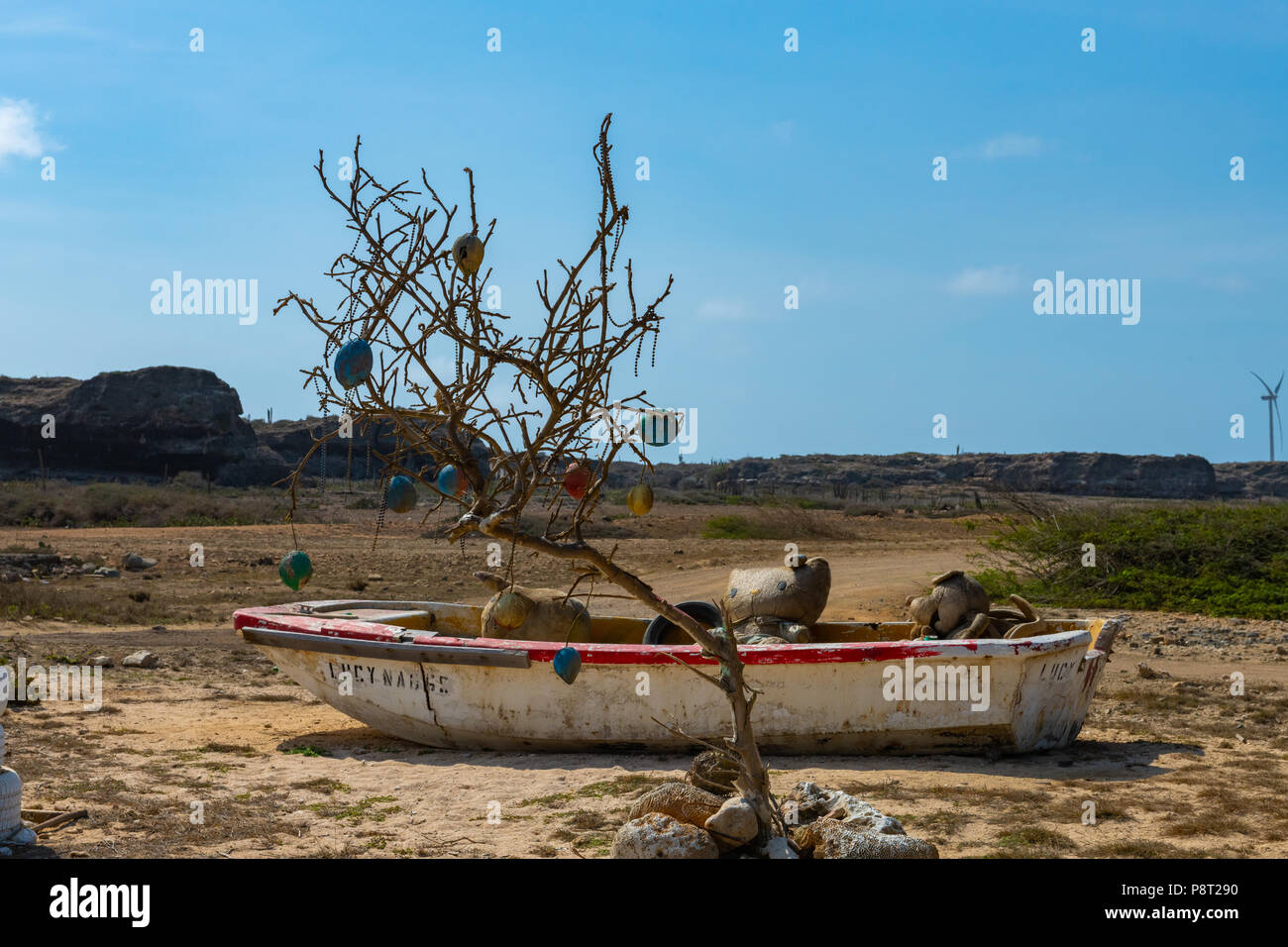 Aruba, bateau abandonné en tant que marqueur de la route d'animaux bourrés similaire à l'odyssée de Pi Banque D'Images