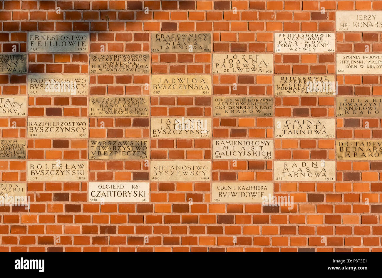 Donateurs Memorial plaques sur mur de château de Wawel à Cracovie, Pologne Banque D'Images