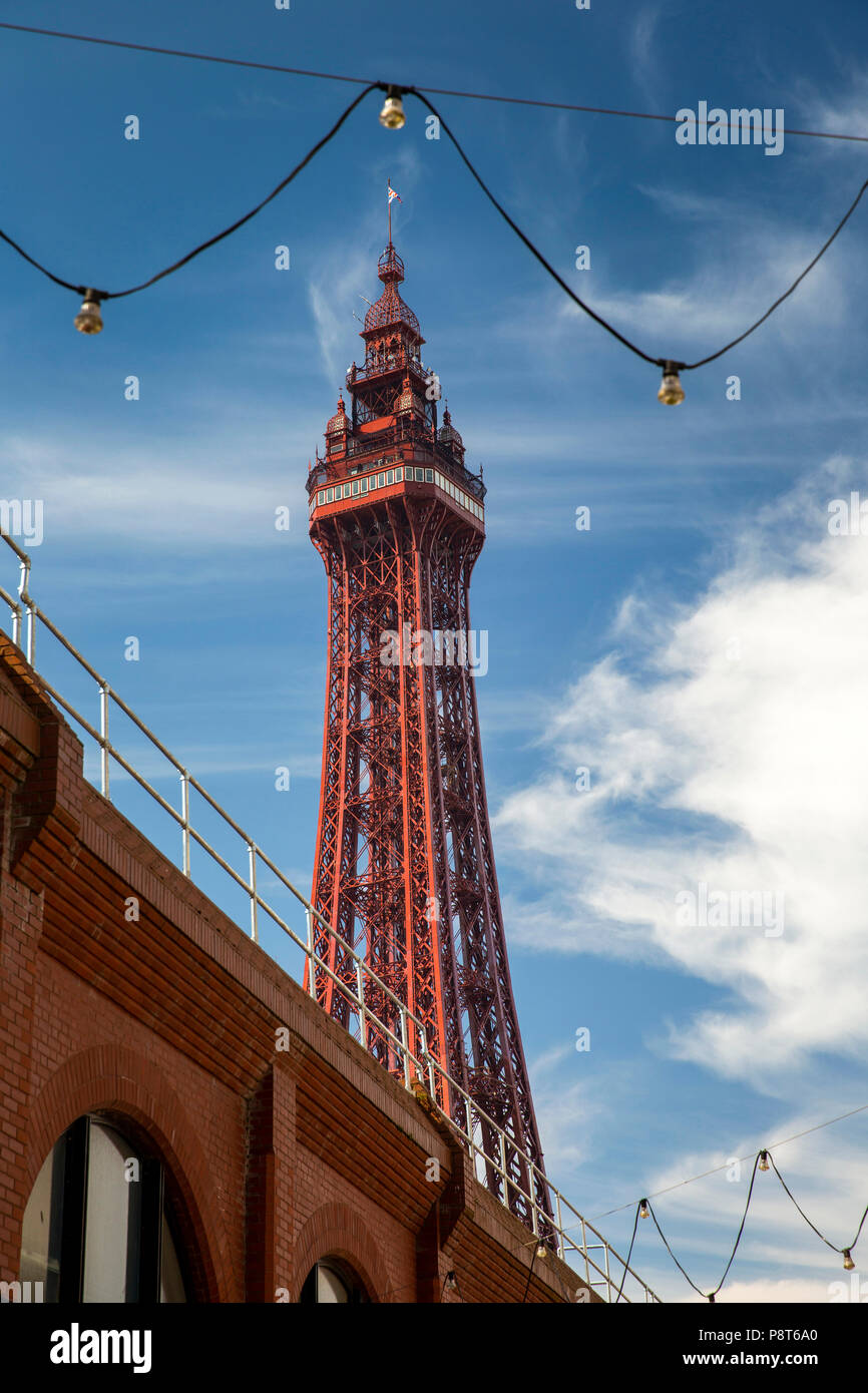 Royaume-uni, Angleterre, dans le Lancashire, Blackpool, Blackpool Tower à partir de la rue Victoria Banque D'Images