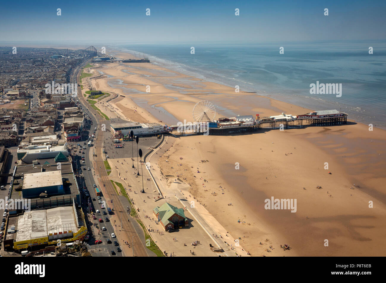 Royaume-uni, Angleterre, dans le Lancashire, Blackpool, Promenade, elevated view of Central Pier et côte du haut de la tour de Blackpool Banque D'Images