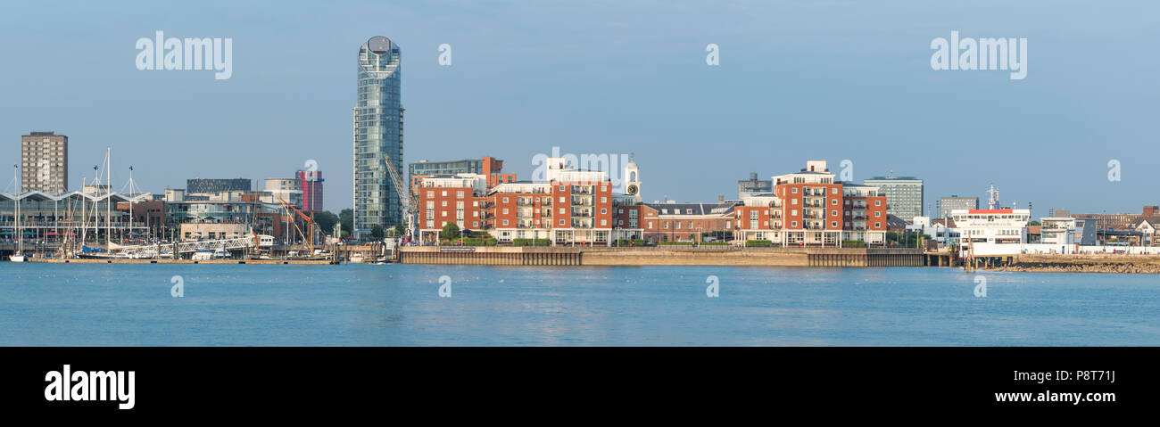 Vue panoramique du vieux Portsmouth & partie de Gunwharf Quays à travers le port de Portsmouth de Gosport à Portsmouth, Hampshire, England, UK. Banque D'Images