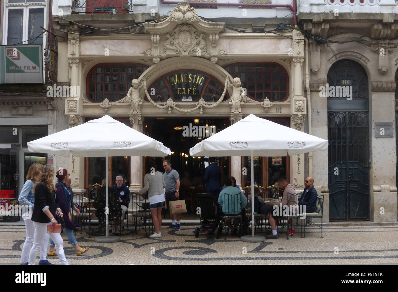Le Majestic Café dans la rue Santa Catarina, Porto, Portugal, conçu par Joao Queiroz, célèbre pour sa décoration Art Nouveau Banque D'Images