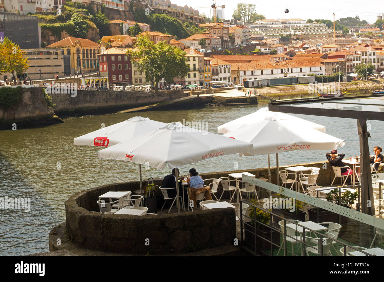 Restaurant dans le quartier de Ribeira (Riverside)) de Porto, Portugal, à la recherche de l'autre côté de la rivière Douro à Vila Nova de Gaia Banque D'Images